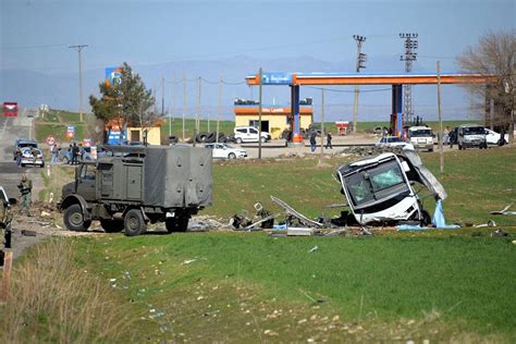 D­i­y­a­r­b­a­k­ı­r­­d­a­ ­A­s­k­e­r­i­ ­K­o­n­v­o­y­a­ ­S­a­l­d­ı­r­ı­:­ ­6­ ­A­s­k­e­r­ ­Ş­e­h­i­t­